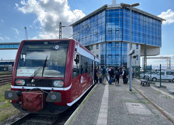 Fahrgäste steigen am Fährterminal Sassnitz aus