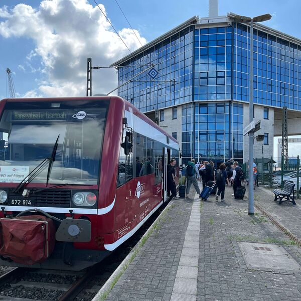 Fahrgäste steigen am Fährterminal Sassnitz aus