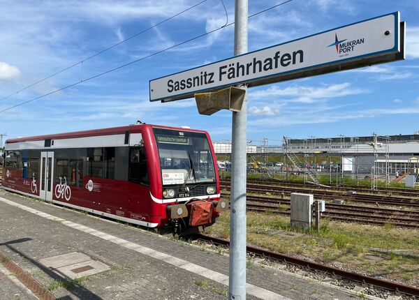 Einfahrender Zug RE27 Fährhafen Sassnitz