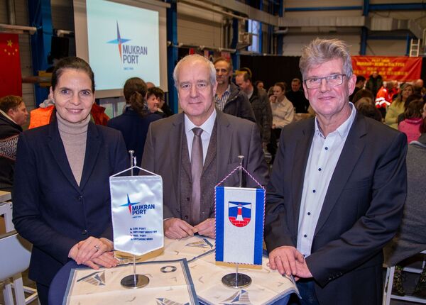 Staatssekretärin Ines Jesse, Geschäftsführer Henry Forster und Bürgermeister Leon Kräusche